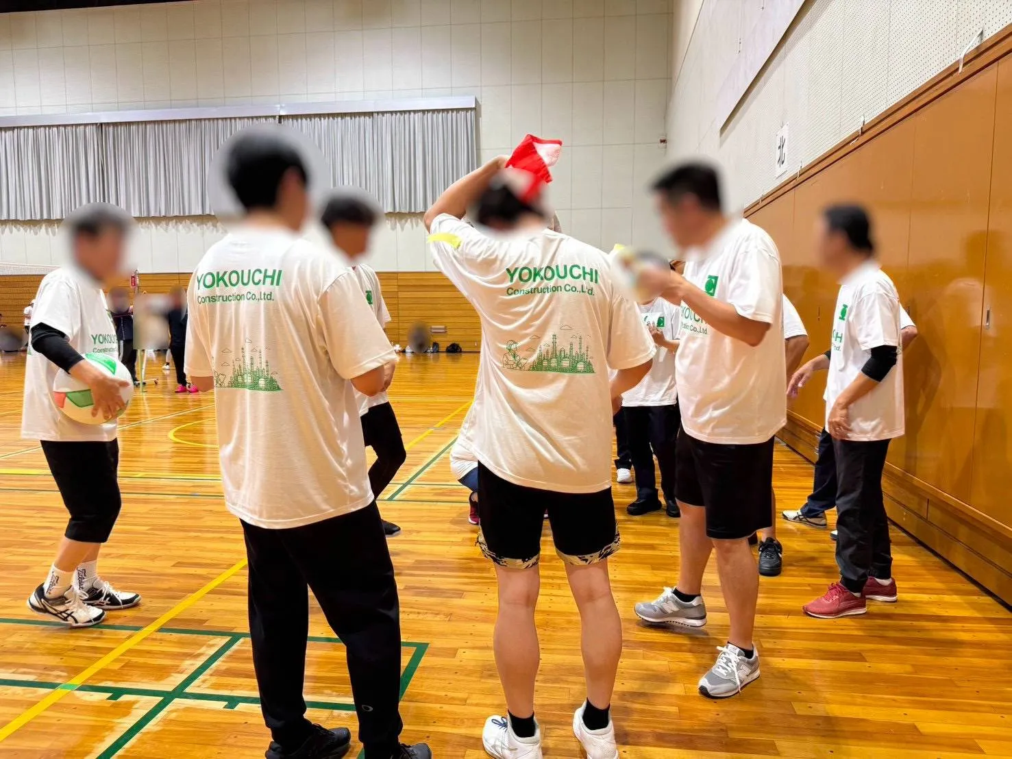 建設会社のおそろいオリジナルTシャツ作成事例｜横内建設株式会社 YOKOUCHI様（社名ロゴ×ライム×シルクスクリーン）