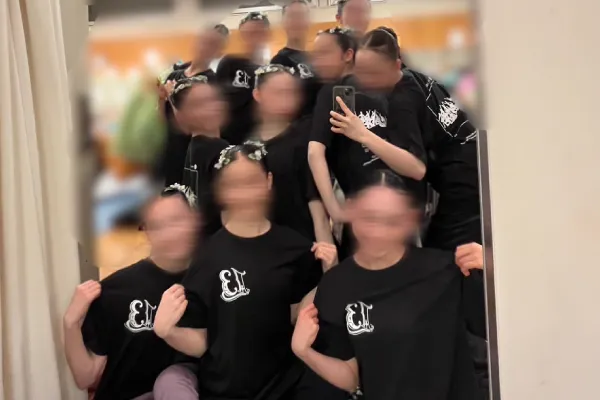バレエ・ダンススクールのお揃いオリジナルTシャツ作成事例｜東京都 T様（黒T×白プリント×シルクスクリーン）