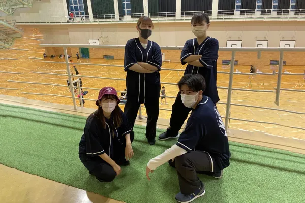 サークルのお揃いオリジナルベースボールシャツ作成事例｜埼玉県 A様（モノトーンデザイン×シルクスクリーン）