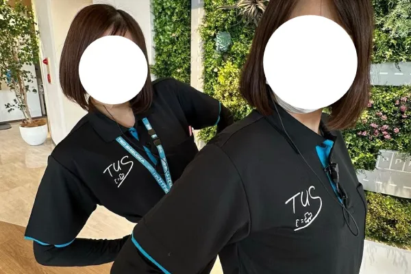 店舗・企業スタッフ用オリジナルポロシャツ作成事例|静岡県 トヨタユナイテッド静岡 三島ふつかまち店様(手書きイラスト×シルクスクリーン)