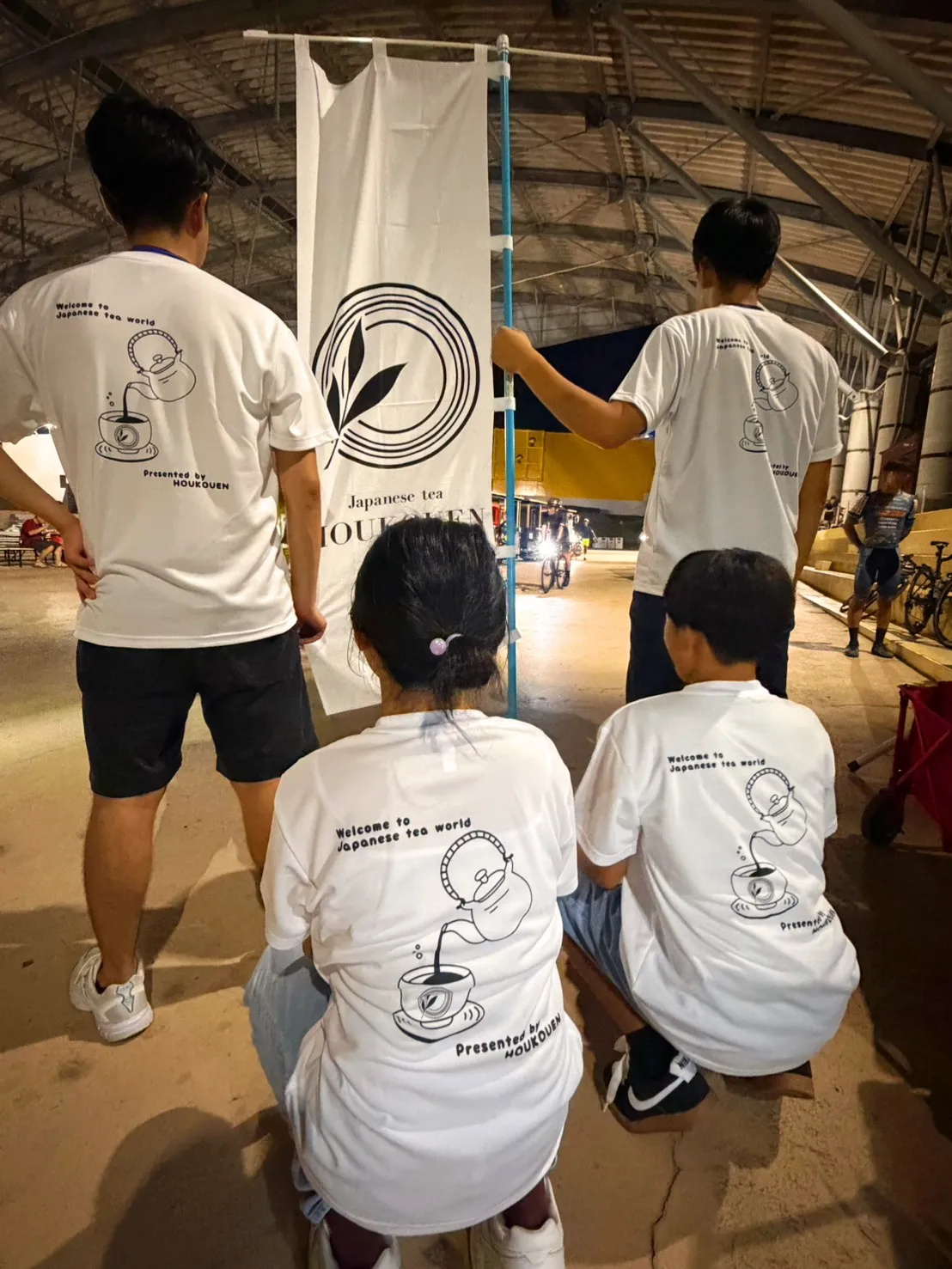 シルクスクリーンプリントの制作事例：日本茶専門店のおそろいTシャツ｜お茶の芳香園様