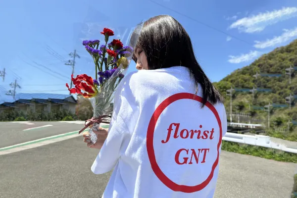 お花屋・店舗スタッフ用オリジナルTシャツ作成事例|和歌山県 florist GNT様(白×レッド/黒×白の2パターン)