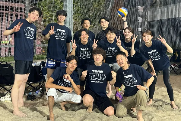 シルクスクリーンプリントの制作事例：ビーチバレー大会のチームTシャツ｜TEAM 104+様