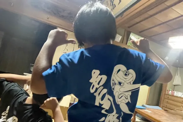 阿波踊りの連のおそろいオリジナルTシャツ作成事例|徳島県 あたご連様(筆文字×シルクスクリーン)