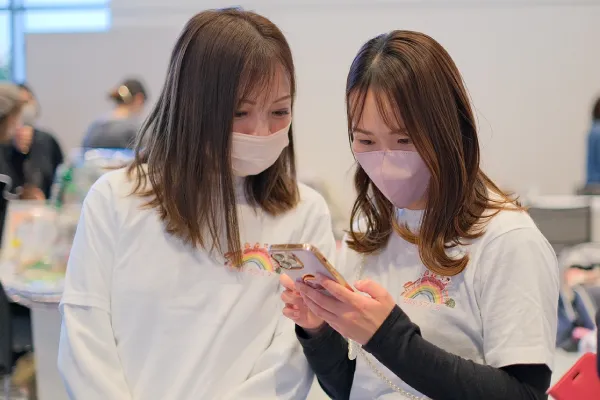 フェス・イベントスタッフ用オリジナルTシャツ作成事例｜兵庫県 なないろまっぷ様（手描きイラスト×フルカラー転写）