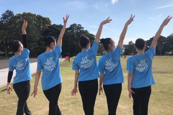 ダンスチームのお揃いオリジナルTシャツ作成事例|岐阜県 Y様(サックス×白プリント×シルクスクリーン)