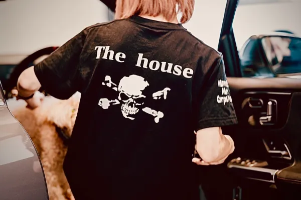 イベント用お揃いオリジナルTシャツ作成事例｜大分県 N様（黒T×白プリント3か所×シルクスクリーン）